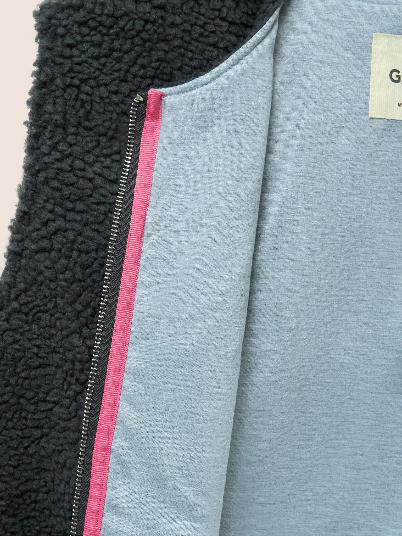 Harlem Recycled Fleece Gilet in Charcoal - Image 4