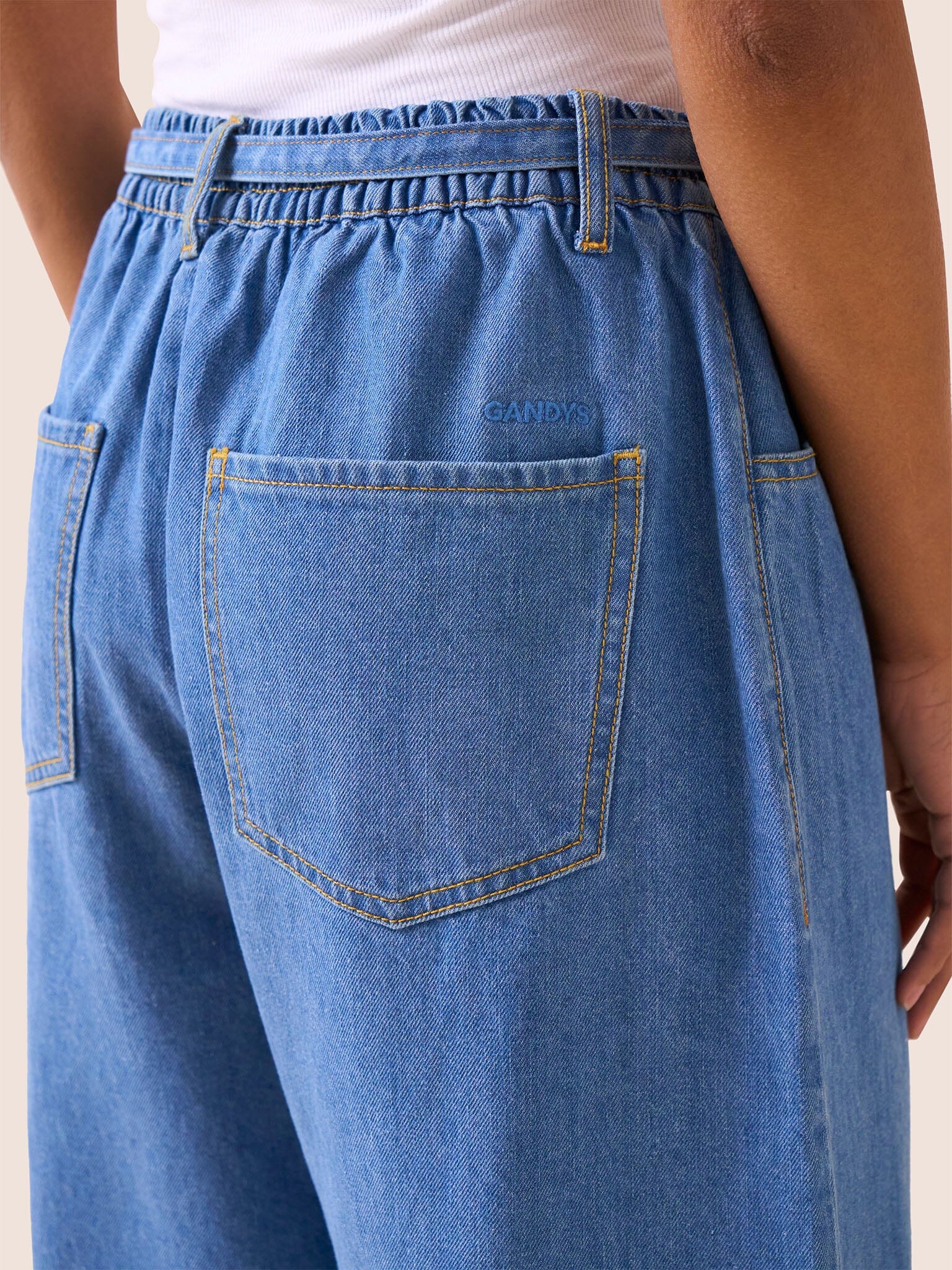 Madeleine Barrel Leg Jeans in Midwash - Image 4