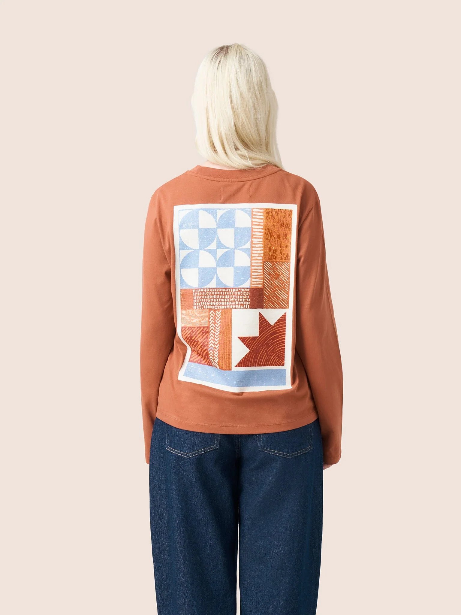 Bay Organic Cotton Tapestry Long Sleeve T-shirt in Clay - Image 3